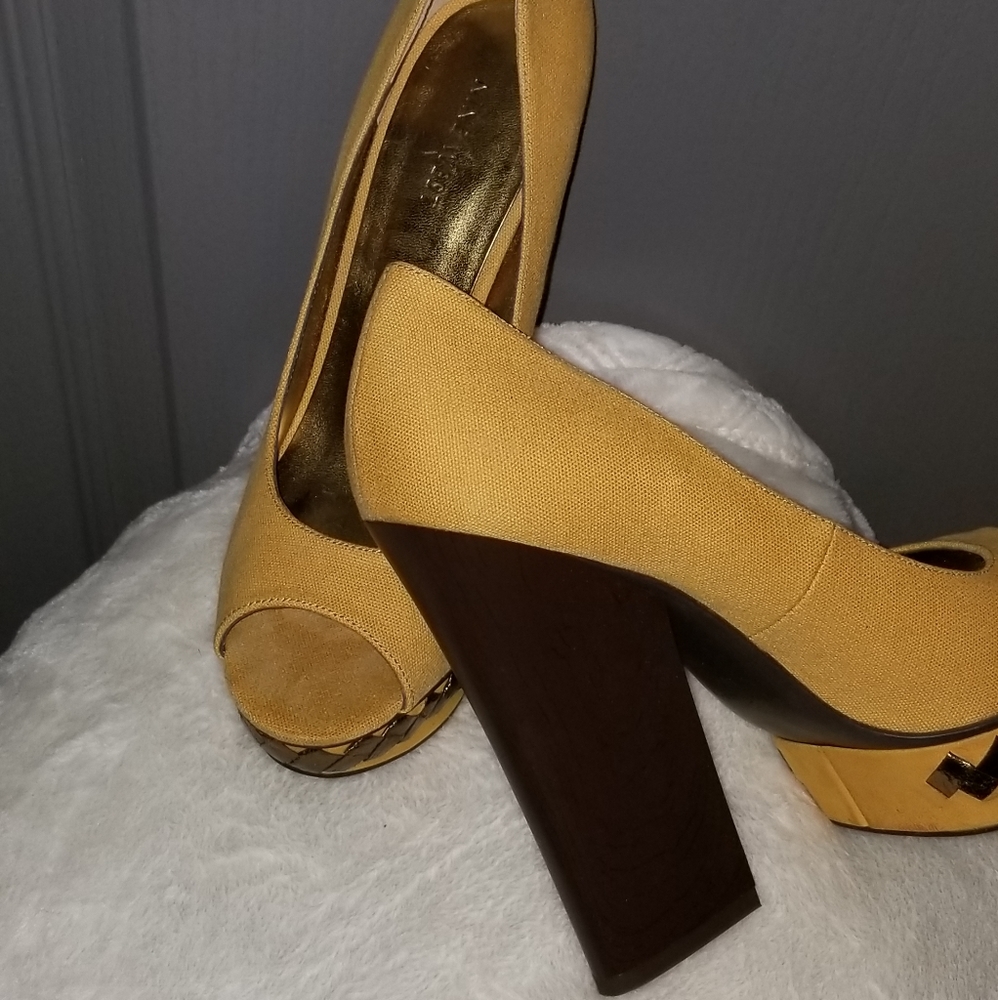 Shoe - Picture 2 of 6